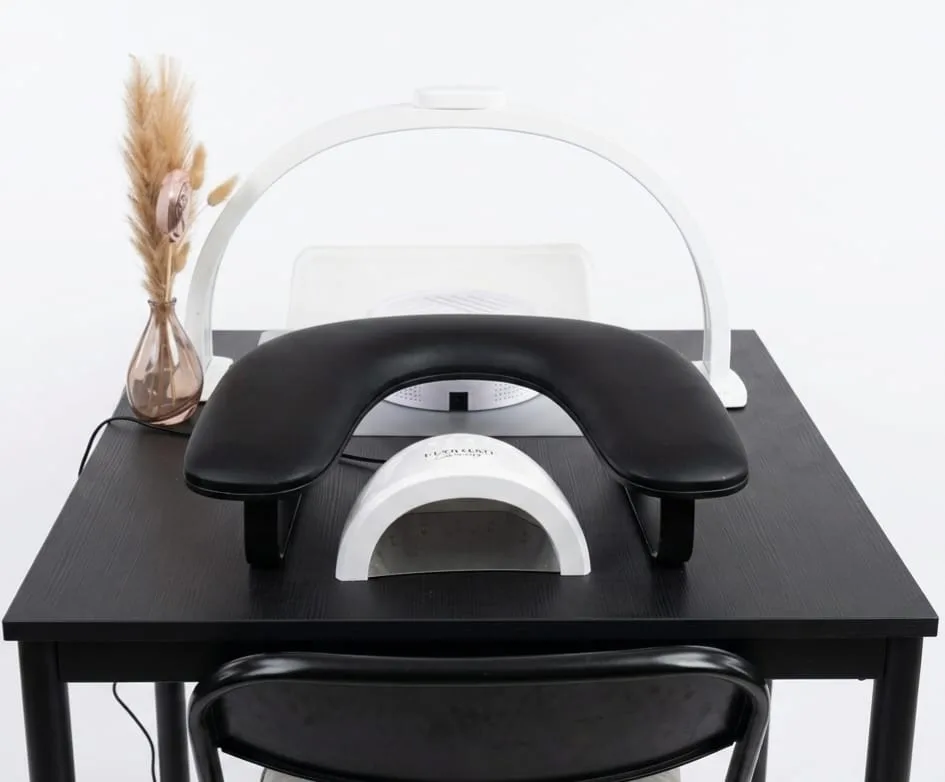 Poste de manucure sur table noire vu de face dans un espace de travail Au bout des doigts